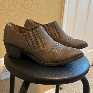 WHITE MOUNTAIN WOMAN BOOTIES.     Low heel western style boots